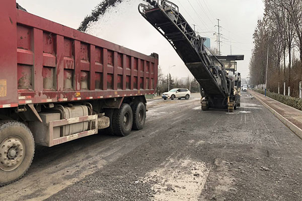 濟(jì)南路面機(jī)械設(shè)備產(chǎn)生漏砂問(wèn)題如何處理？